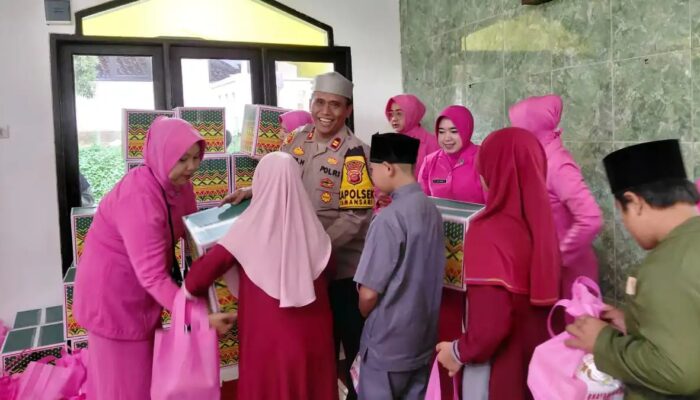 Kapolres Bogor Salurkan Zakat Lewat Polsek Tamansari, 80 Paket Sembako Dibagikan untuk Warga