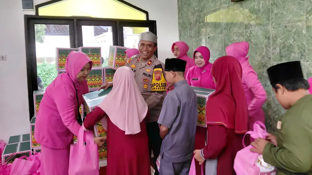 Kapolres Bogor Salurkan Zakat Lewat Polsek Tamansari, 80 Paket Sembako Dibagikan untuk Warga