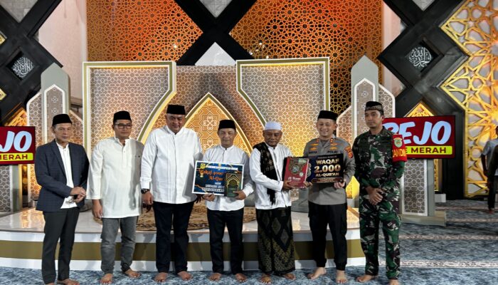Peringati Nuzulul Quran, Polres Bogor Wakafkan 2.000 Al-Quran untuk Masyarakat di Masjid Baitul Faizin