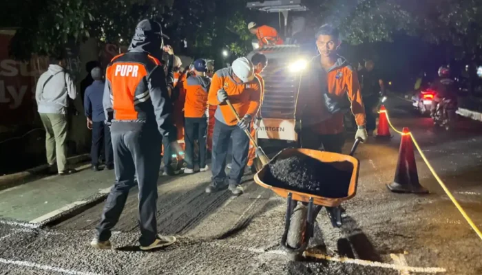 Gawat! Pemkot Bogor Turun Tangan Tambal Lubang Jalan Raya Pajajaran, Dedie Rachim Ambil Langkah Berani Proses pengaspalan hotmix di Jalan Pajajaran Bogor