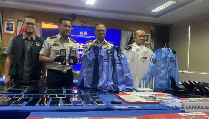 Barang bukti perangkat elektronik kasus online scamming