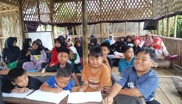 Anak-anak mengikuti kursus matematika Ramadan Ceria Putra Bangsa di Cijeruk