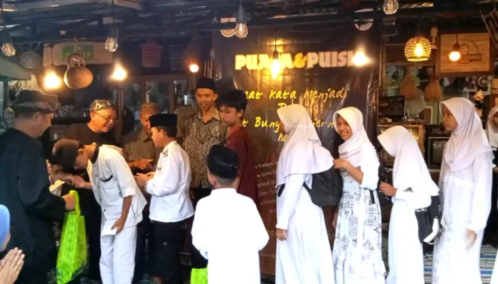 Santunan anak yatim pada acara Puasa dan Puisi SEBA di Villa Ciomas Bogor.