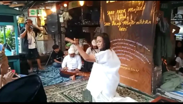 Pembacaan puisi pada acara Puasa dan Puisi yang digelar SEBA di Ciomas Bogor.