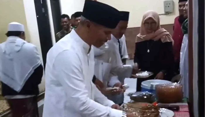 Camat Dramaga Atep S Sumaryo saat Tarling di Desa Cikarawang