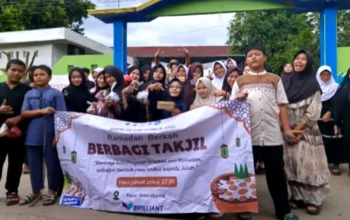 Siswa OSIS SMPN 3 Cibungbulang membagikan takjil kepada warga Desa Cijujung