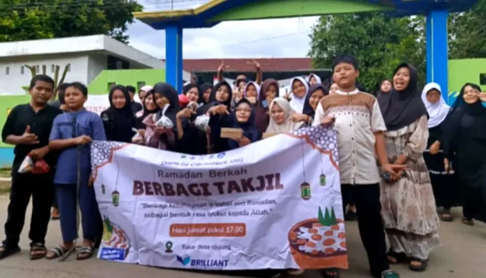 Inspiratif! OSIS SMPN 3 Cibungbulang Bagikan 500 Takjil untuk Warga Desa Cijujung