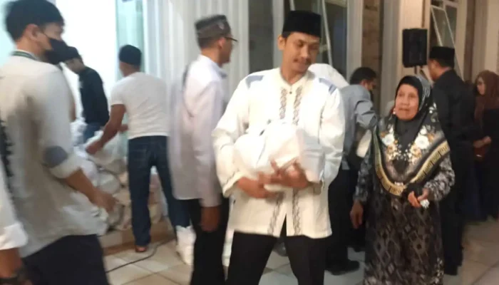warga menerima paket sembako dari yayasan boash