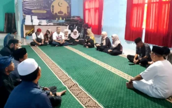 Guru dan staf SMK Taruma Negara Bogor mengikuti kegiatan buka puasa bersama Ramadan.