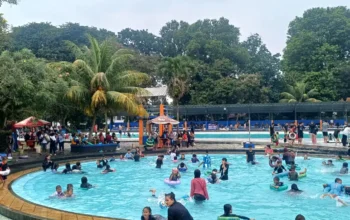 Suasana ramai pengunjung di GOR Pajajaran Bogor saat libur Idulfitri di kolam renang Mila Kencana