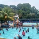 Suasana ramai pengunjung di GOR Pajajaran Bogor saat libur Idulfitri di kolam renang Mila Kencana