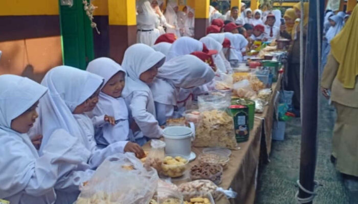 Tradisi Unik Murak Kakaren Lebaran di SDN Bubulak 2 Bogor, Siswa Antusias Halalbihalal hingga Cicipi Aneka Kue