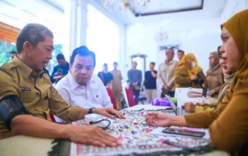 Lewat CKG SMART, Pemkot Bogor Perluas Layanan Jemput Bola Wali Kota Bogor Dedie Rachim meluncurkan program CKG SMART bersama Dinkes Kota Bogor untuk layanan cek kesehatan gratis berbasis digital di Balai Kota Bogor