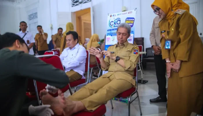 Wali Kota Bogor Dedie Rachim meluncurkan program CKG SMART bersama Dinkes Kota Bogor untuk layanan cek kesehatan gratis berbasis digital di Balai Kota Bogor
