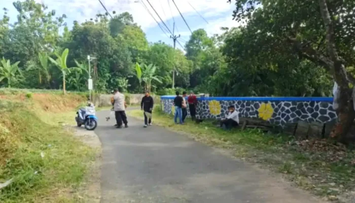 Ratusan Warga Desa Sukawening Bebersih Kampung, Budaya Gotong Royong Kembali Hidup Ratusan Warga Desa Sukawening Bebersih Kampung