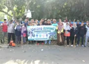 Ratusan Warga Desa Sukawening Bebersih Kampung, Budaya Gotong Royong Kembali Hidup