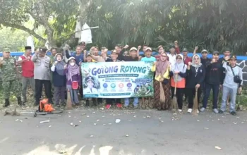 Ratusan Warga Desa Sukawening Bebersih Kampung, Budaya Gotong Royong Kembali Hidup Ratusan Warga Desa Sukawening Bebersih Kampung