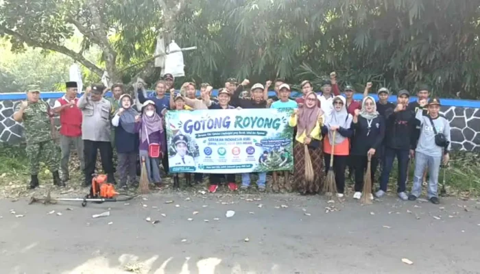 Ratusan Warga Desa Sukawening Bebersih Kampung, Budaya Gotong Royong Kembali Hidup