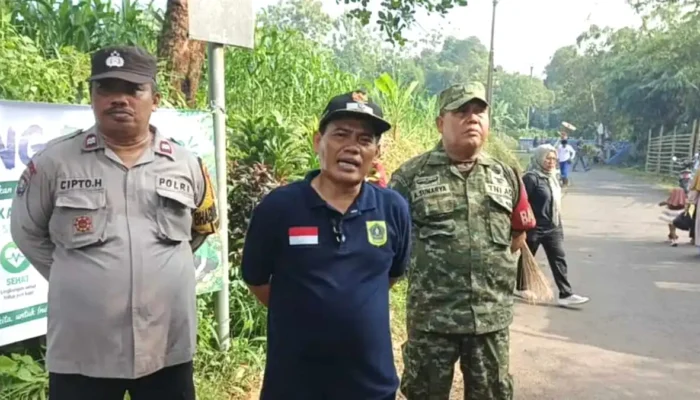 Ratusan Warga Desa Sukawening Bebersih Kampung, Budaya Gotong Royong Kembali Hidup Ratusan Warga Desa Sukawening Bebersih Kampung