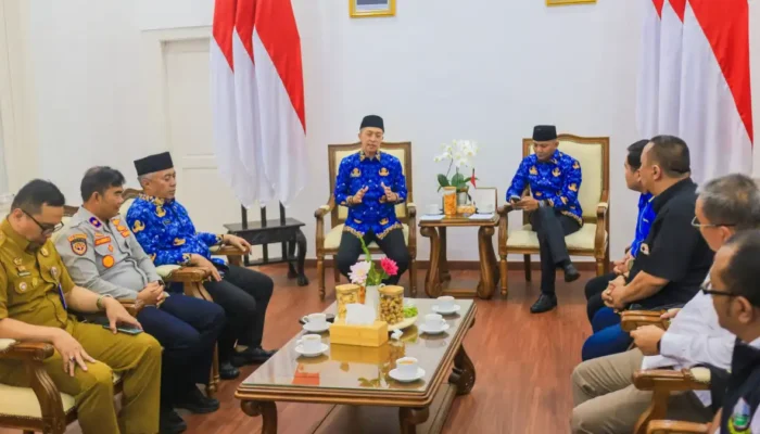 Angkot Usia di Atas 20 Tahun Dilarang Mengaspal Pemkot Bogor resmi melarang angkot usia di atas 20 tahun beroperasi.