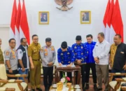 Angkot Usia di Atas 20 Tahun Dilarang Mengaspal Wali Kota Bogor Dedie A Rachim menandatangani Perwali penertiban angkot tua di Kota Bogor.