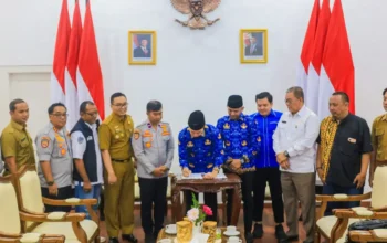 Angkot Usia di Atas 20 Tahun Dilarang Mengaspal Wali Kota Bogor Dedie A Rachim menandatangani Perwali penertiban angkot tua di Kota Bogor.