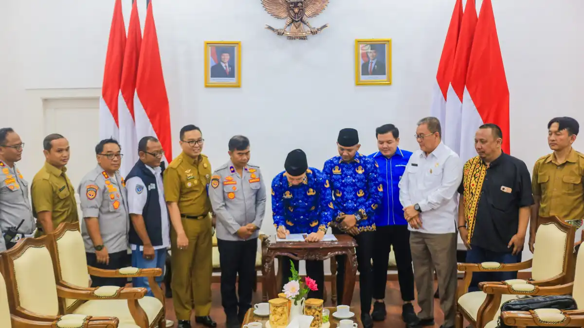 Angkot Usia di Atas 20 Tahun Dilarang Mengaspal Wali Kota Bogor Dedie A Rachim menandatangani Perwali penertiban angkot tua di Kota Bogor.