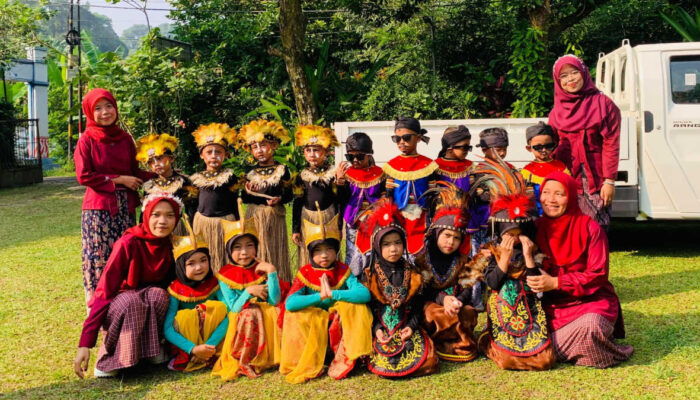 TK Plus Putra Bangsa Lepas Angkatan III Lewat Pentas Seni Meriah, Tampilkan Kreativitas dan Kemandirian Siswa