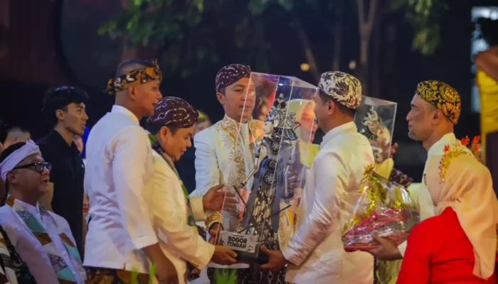Wali Kota Bogor Dedie Rachim menghadiri Helaran Pajajaran pada puncak peringatan Hari Jadi Bogor ke-544 di Jalan Jenderal Sudirman.