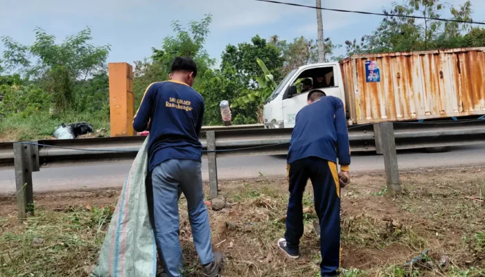 Siswa SMK Golden Turut Ambil Bagian dalam Jumat Bersih, Bersama Camat Rancabungur Bersihkan Perbatasan Rancabungur–Ciampea