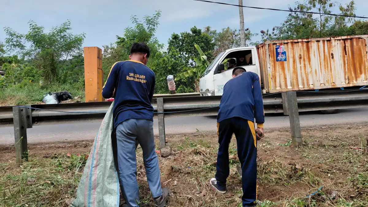 Siswa SMK Golden Turut Ambil Bagian dalam Jumat Bersih, Bersama Camat Rancabungur Bersihkan Perbatasan Rancabungur–Ciampea