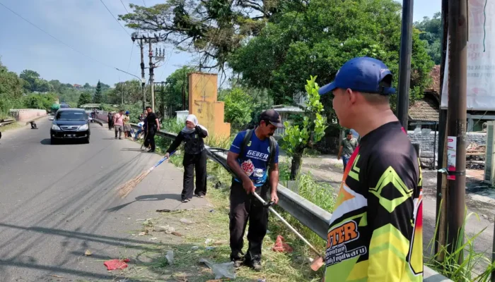 Camat Rancabungur Turun Langsung Pimpin Jumat Bersih, Perbatasan Rancabungur–Ciampea Ditata, Jembatan Akan Dicat Merah Putih