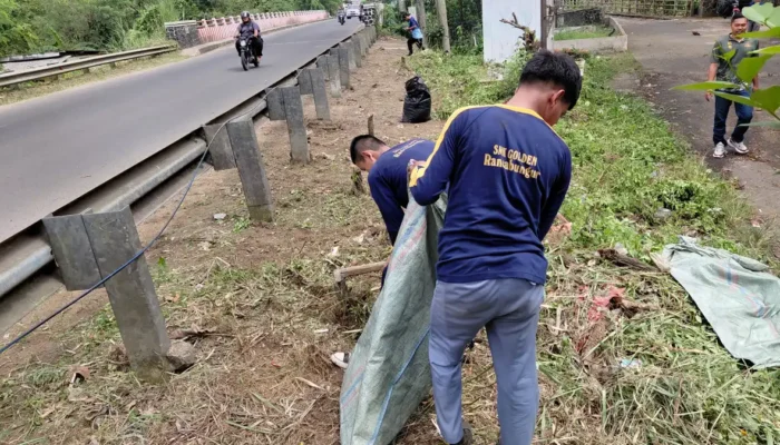 Siswa SMK Golden Turut Ambil Bagian dalam Jumat Bersih, Bersama Camat Rancabungur Bersihkan Perbatasan Rancabungur–Ciampea