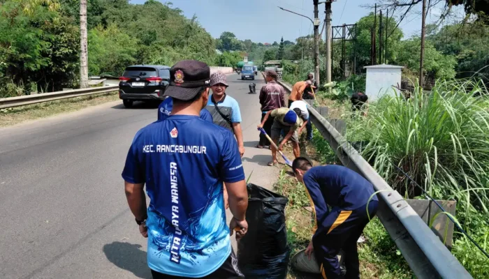 Siswa SMK Golden Turut Ambil Bagian dalam Jumat Bersih, Bersama Camat Rancabungur Bersihkan Perbatasan Rancabungur–Ciampea