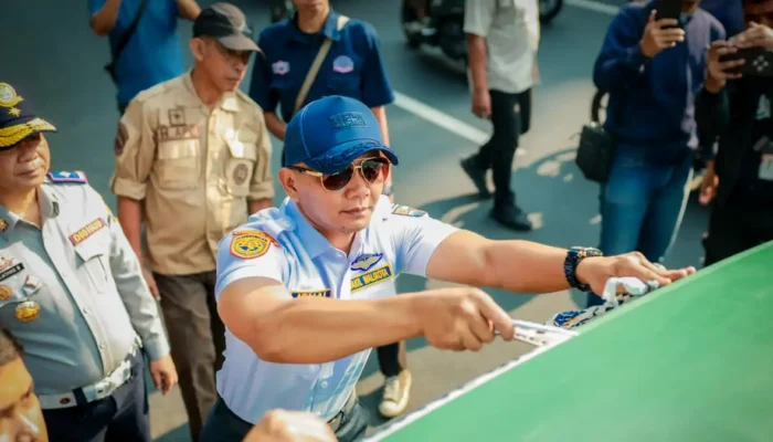 Wakil Wali Kota Bogor Jenal Mutaqin saat razia angkot