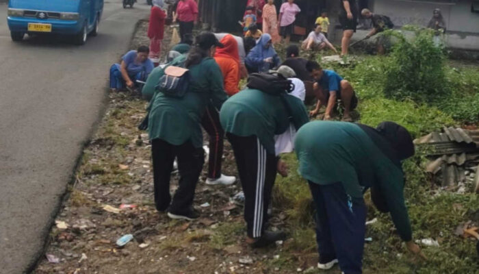Pemdes Rancabungur Bersama Kecamatan Percantik Perbatasan Ciampea, Cat Pagar Merah Putih Sambut HUT RI ke-81