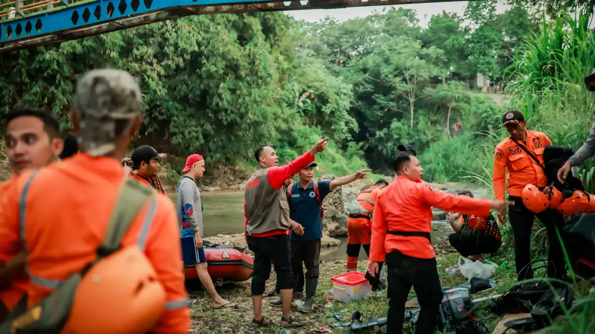 30 Jam Dicari, ASN Pemkot Bogor Diduga Hanyut di Sungai Cisadane Belum Ditemukan Tim SAR mencari ASN Pemkot Bogor diduga hanyut di Sungai Cisadane