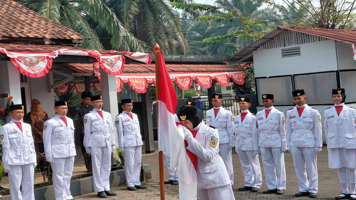 Jelang HUT RI ke-81, Camat Rancabungur Kukuhkan 28 Anggota Paskibra, Siap Kibarkan Merah Putih di Cimulang Camat Rancabungur