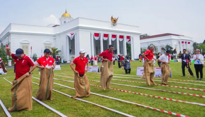 Ribuan Warga Tumpah Ruah di Jamuan Rakyat Istana Bogor Jamuan Rakyat Istana Bogor diikuti ribuan warga