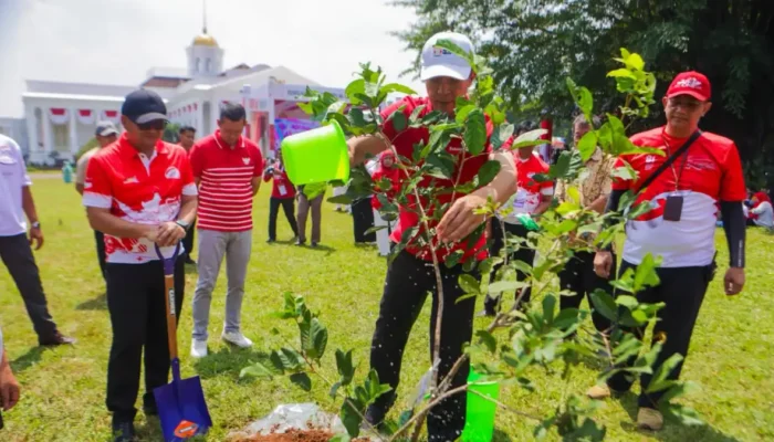 Ribuan Warga Tumpah Ruah di Jamuan Rakyat Istana Bogor Jamuan Rakyat Istana Bogor diikuti ribuan warga