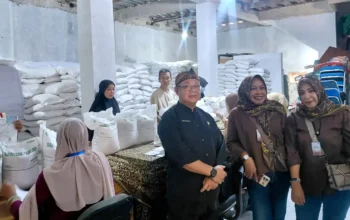 Asyik! 1.631 Warga Desa Pasirgaok Terima Bantuan Pangan, Masing-masing Dapat 30 Kg Beras anies baswedan