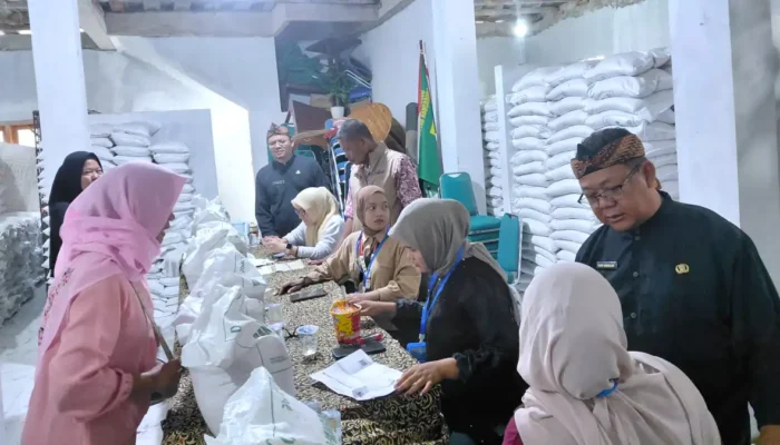 Asyik! 1.631 Warga Desa Pasirgaok Terima Bantuan Pangan, Masing-masing Dapat 30 Kg Beras