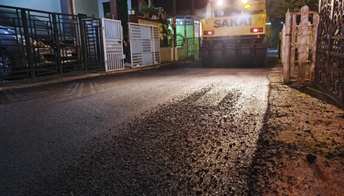 2 Paket Jalan, Dua Perusahaan, Satu Pelaksana: Ketebalan Aspal Griya Melati Bubulak Dipertanyakan