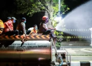 Tekan Dampak Abu Vulkanik, Pemkot Bogor Semprot Jalan Protokol dengan Water Mist Penyemprotan water mist di jalan Kota Bogor untuk mengurangi abu vulkanik