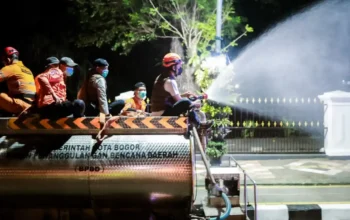 Penyemprotan water mist di jalan Kota Bogor untuk mengurangi abu vulkanik