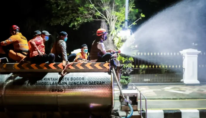 Tekan Dampak Abu Vulkanik, Pemkot Bogor Semprot Jalan Protokol dengan Water Mist