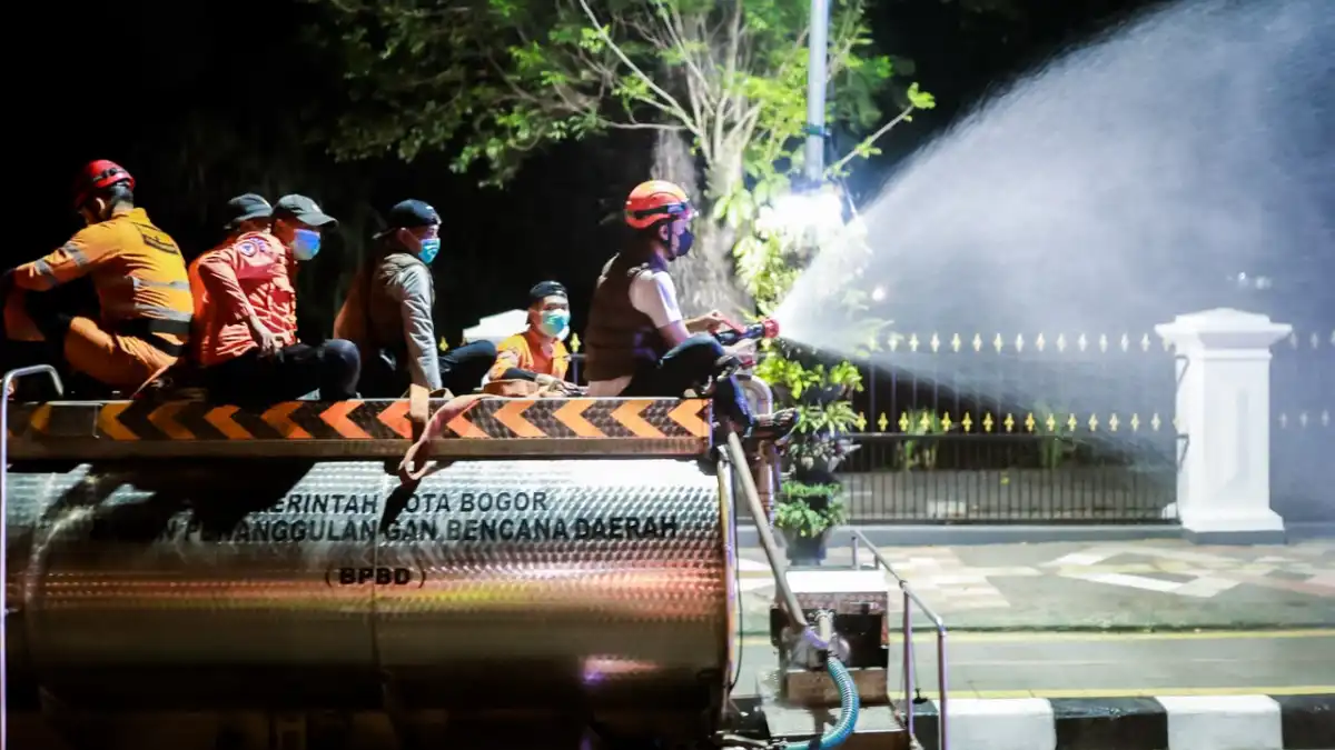 Penyemprotan water mist di jalan Kota Bogor untuk mengurangi abu vulkanik