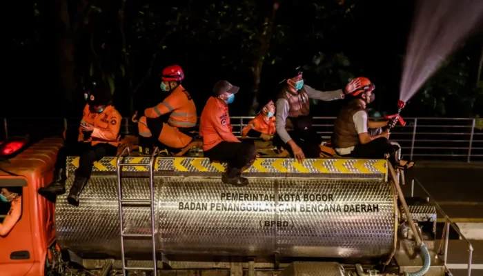 Penyemprotan water mist di jalan Kota Bogor untuk mengurangi abu vulkanik