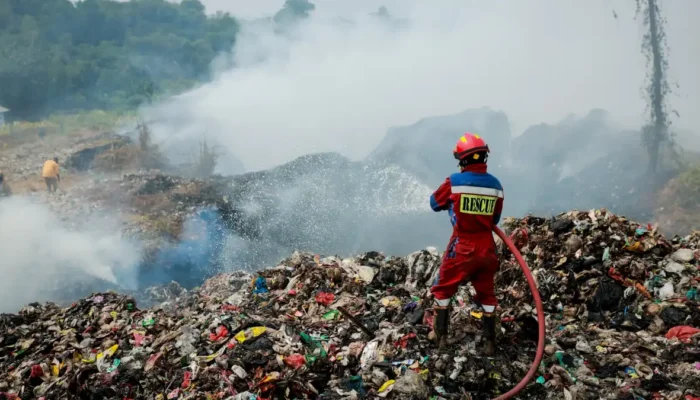 Pemkot Bogor Pastikan Sampah Tetap Terangkut Imbas Kebakaran TPAS Galuga Pemkot Bogor memastikan sampah tetap terangkut saat kebakaran TPAS Galuga